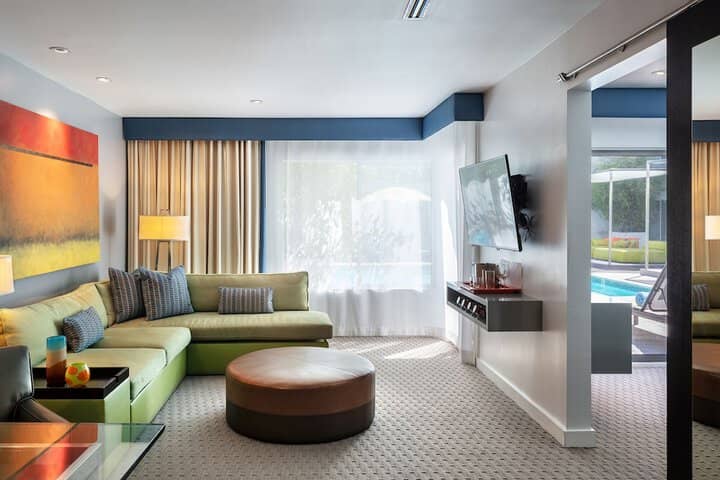 Room 33 of 86